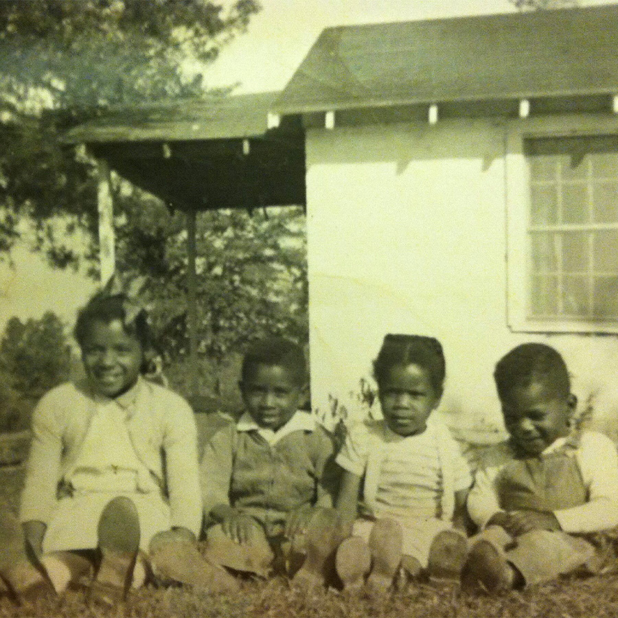 Foto de 1956 de Joyce, 4, (segunda desde la derecha) con sus hermanos, Linda, 8 (al extremo izquierdo) Leonard Jr., 5 y el bebé Marvin, de 2 años.
