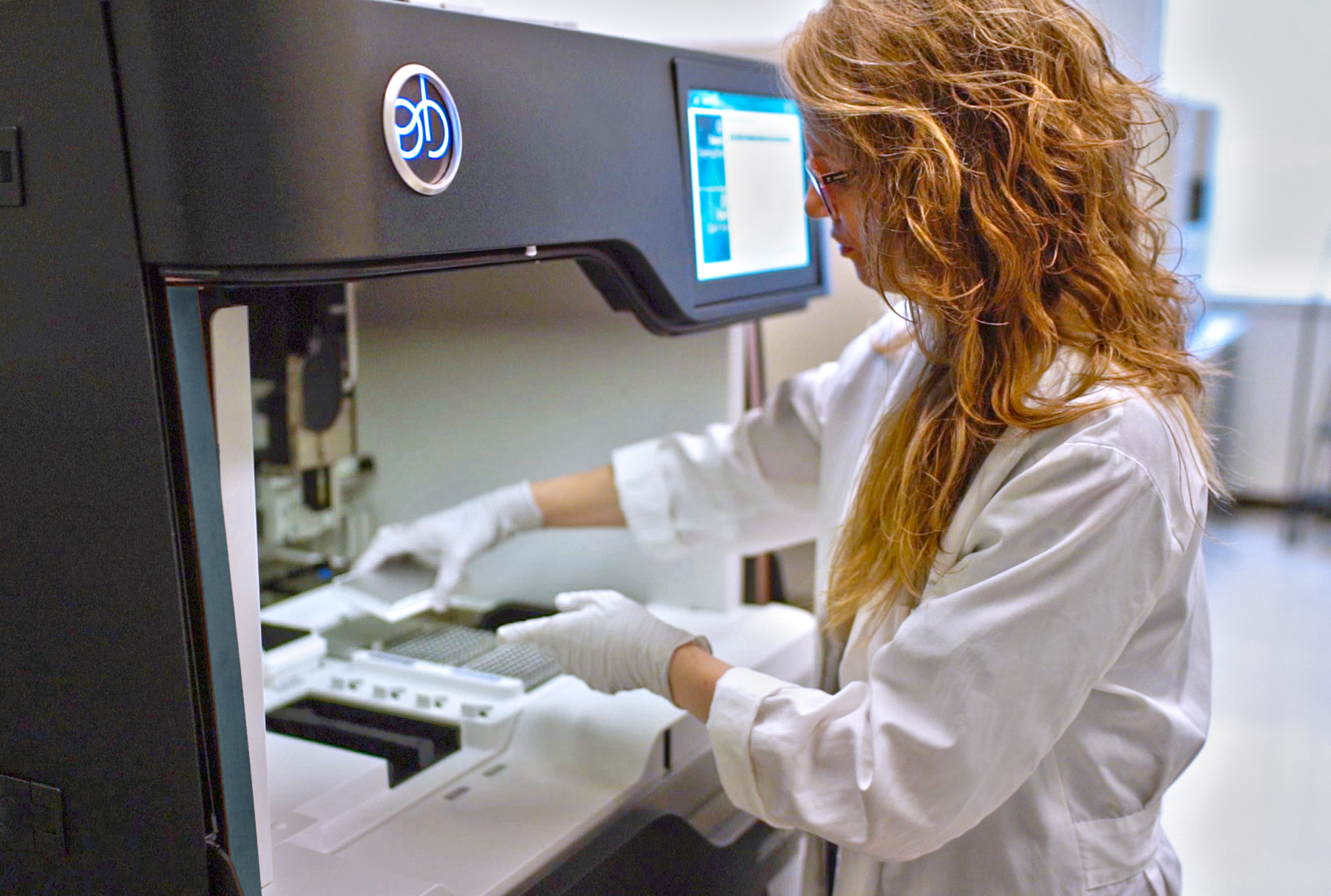 HudsonAlpha team member prepares DNA samples