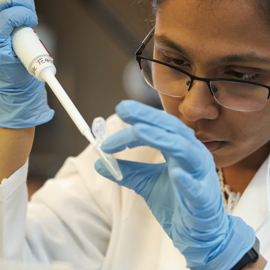 Una joven científica trabaja con una muestra biológica